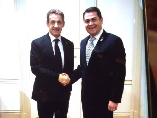 El presidente hondureño Juan Orlando Hernández y el exgobernante francés Nicolas Sarkoz.