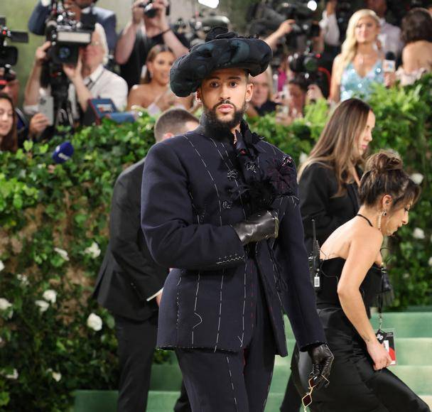 Así lució Bad Bunny en la alfombra de la Met Gala 2024