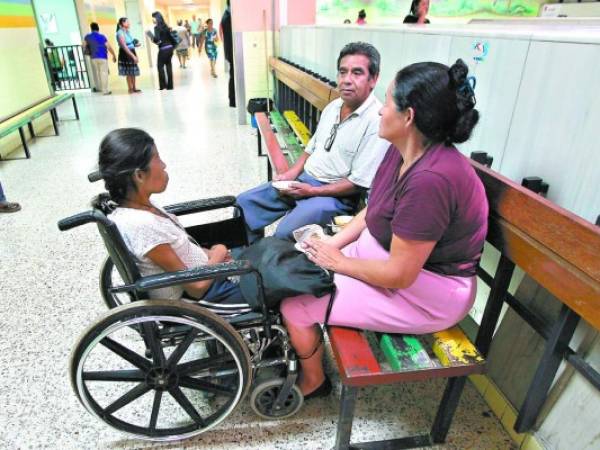 Un plato de comida para los tres es lo único que en ese momento pueden compartir, el gasto que representa para ellos llegar al hospital es grande y no tienen un ingreso financiero estable.