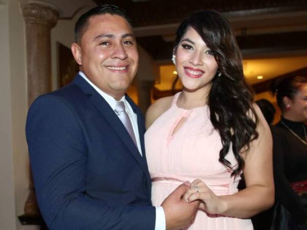 Marvin Fuentes junto a su esposa Dora Carolina Lanza.