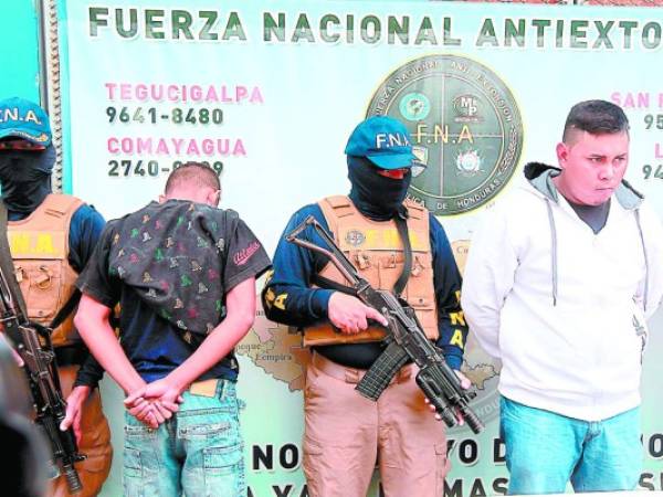 Equipos de la FNA capturaron a dos supuestos miembros de la banda de Los Chirizos acusados del delito de extorsión.