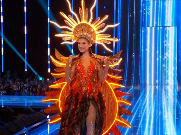 El traje de la salvadoreña representó los volcanes del país, y se iluminó a medida que avanzaba su desfile.