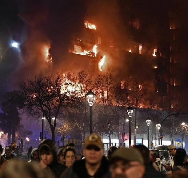 El infierno desatado en edificio de apartamentos en Valencia, España