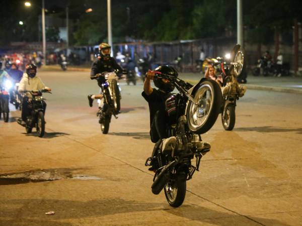 En el estacionamiento frontal de la Universidad Nacional Autónoma de Honduras (UNAH) decenas de motociclista practican sin parar sus “pintas” sobre dos ruedas.