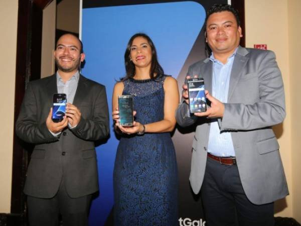 Ernesto Balcáceres, Yasmine Lanza y Walther Gutiérrez, ejecutivos de Samsung Electronics Honduras, fueron los anfitriones del evento.