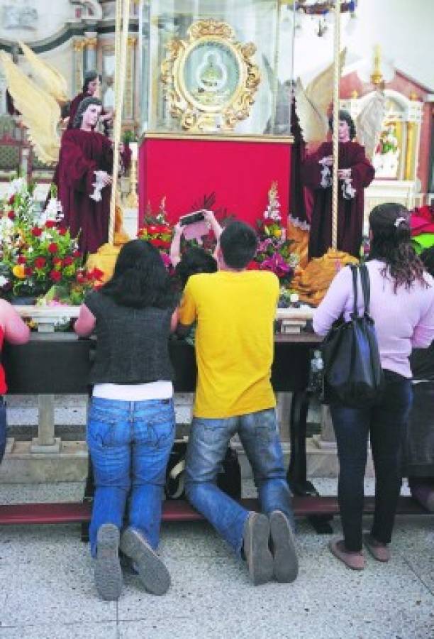 Cada día llegan más peregrinos a visitar a la patrona