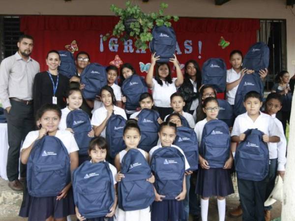 Equipos Industriales también se proyecta con la excelencia acadéca al donar mochilas y kits escolares a los estudiantes.