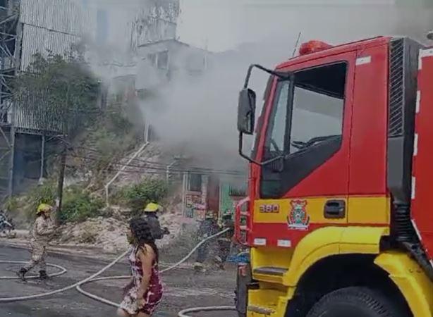 Las imágenes del incendio que consumió tres viviendas en colonia El Progreso