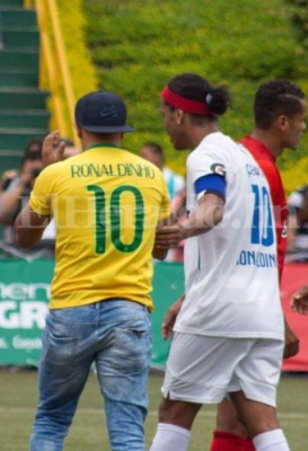 ¡Vaya privilegio! Ronaldinho invitó a aficionado hondureño a su hotel para regalarle autógrafo en persona