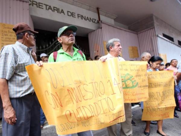 Los trabajadores del INA han hecho múltiples manifestaciones frente a la Secretaría de Finanzas, pero su problema, lejos de solucionarse, tiende a agravarse.