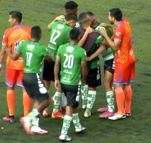 Pelea entre jugadores de UPNFM y Juticalpa FC