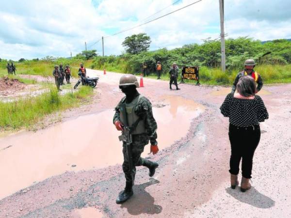 Miembros de la Policía Militar del Orden Público (PMOP) permanecieron en varios retenes cerca del centro Renaciendo.