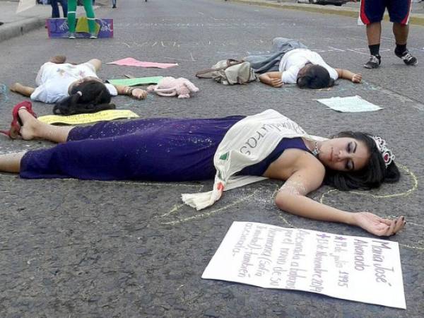 Las feministas representaron casos emblemáticos de crímenes contra mujeres en Honduras. (Fotos: Alex Pérez)