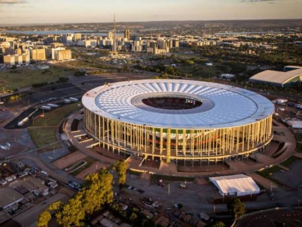 Estadio de Brasilia, sede del Mundial 2014, usado como estacionamiento de buses.