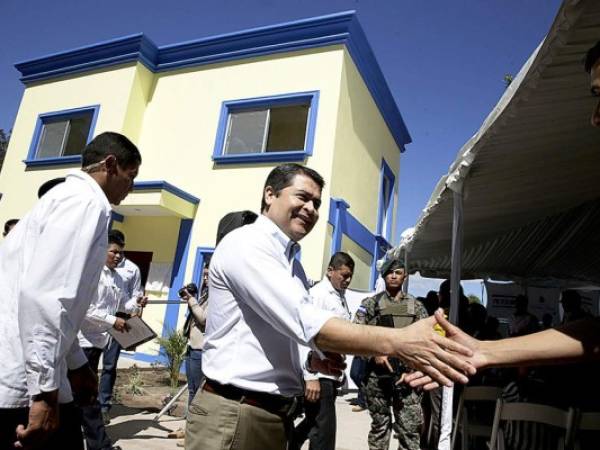 El presidente Juan Orlando Hernández encabezó la inauguración de la posta policial en la aldea Suyapa, al oriende de la capital de Honduras.