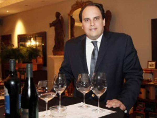 Christian Valldejuli durante una cata magistral de copas Riedel.