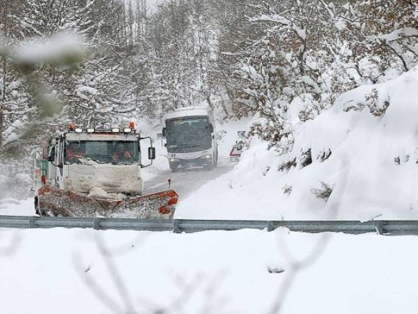 Autoridades reportaron mucha nieve en las carreteras y vehículos y camiones parados. (Foto: AFP)