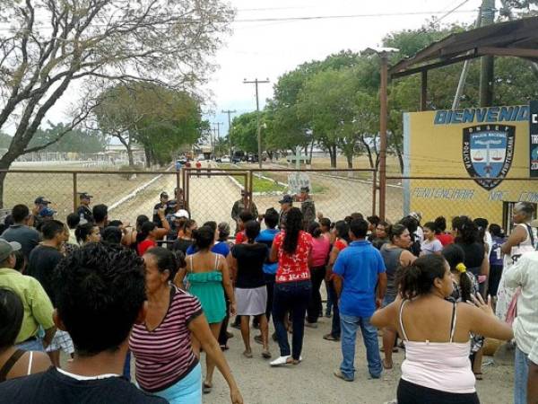 Familiares de los reclusos se hicieron presentes al penal tras el amotinamiento.