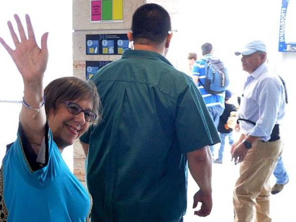 La embajadora saliente de Estados Unidos, Lisa Kubiske, se despidió hoy de los medios y hondureños presentes en el aeropuerto Tontoncín. (Fotos: Fredy Rodríguez)