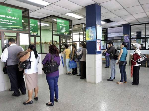 Pacientes denuncian escasez de medicamentos y compra de insumos para cirugías en el IHSS.