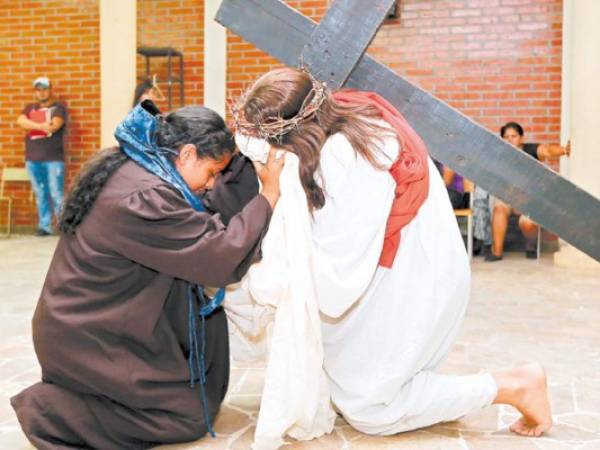 Los jóvenes se preparan para revivir este Viernes Santo la Pasión del Señor.