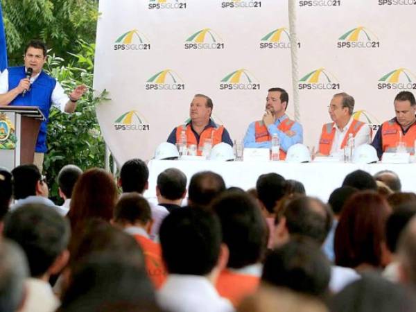 El presidente Juan Orlando Hernández dio por inaugurado el inicio de las obras de SPS Siglo 21. (Foto: cortesía Casa Presidencial)