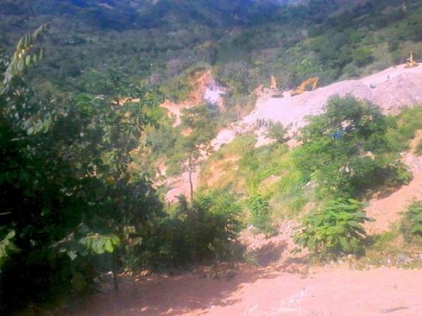 El paso era restringido este sábado en el cerro Cuculmeca, donde fueron recuperados los cadáveres. (Foto: Alexis Espinal)