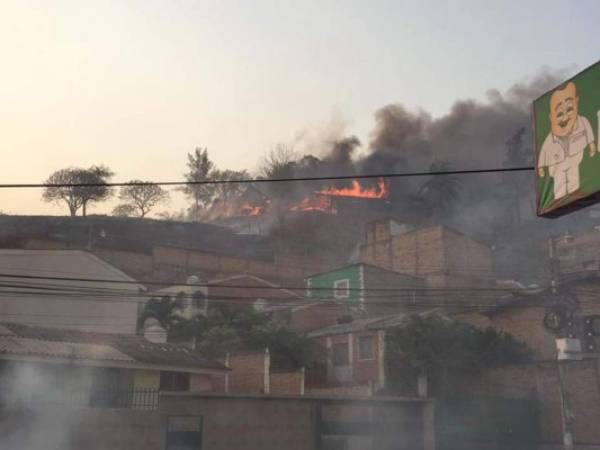 Fuerte incendio en colonia de Tegucigalpa.