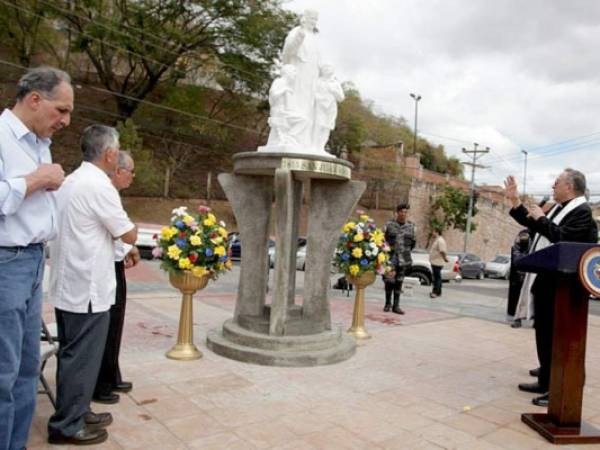 La efigie representa al padre Juan Melchor Bosco simboliza el trabajo efectuado entre los jóvenes.