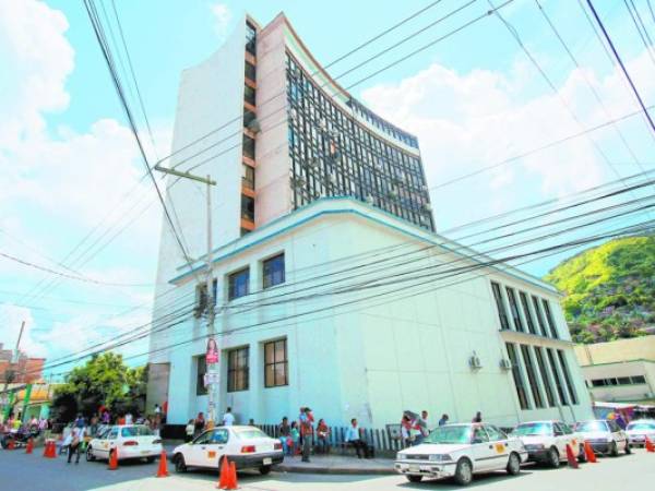 En el cuarto piso del edificio administrativo del Instituto Hondureño de Seguridad Social (IHSS) se concretaba la venta de plazas laborales.