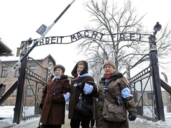 Varios recitaron el Kaddish, la oración judía por los muertos, junto al infame cartel de la entrada que dice 'Arbeit Macht Frei', cuya traducción es 'el trabajo libera'.