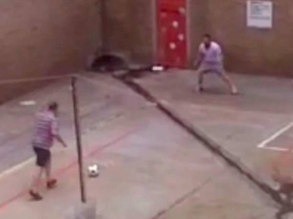 Oscar Pistorius fue captado en un video jugando fútbol en la cárcel de Pretoria.