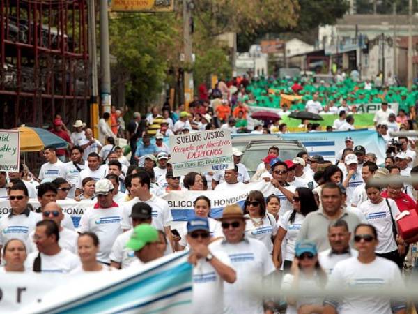 Concurrida marcha del primero de mayo en la capital de Honduras.