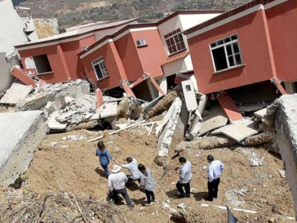 El derrumbe de la residencial llega a la mediana del Anillo Periférico en el norte de Tegucigalpa.