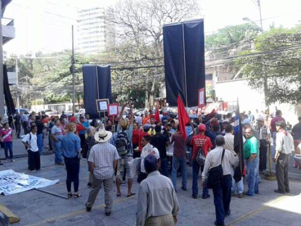 Simpatizantes del Partido Libertad y Refundación realizan un plantón en las afueras del Ministerio Público. (Fotos; Julissa Mercado)