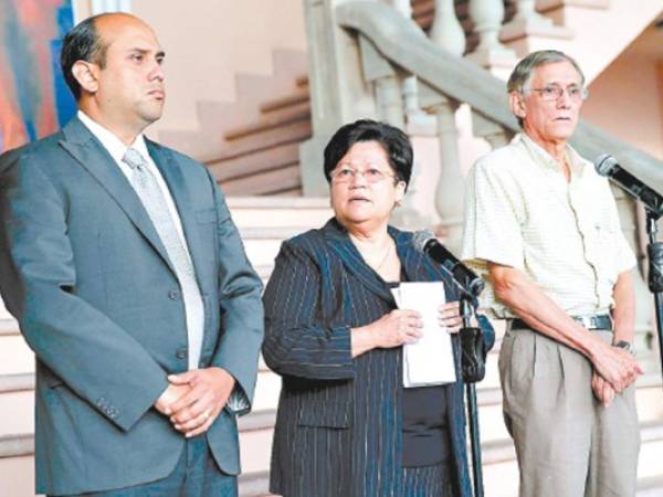 De izquierda a derecha: Roberto Carlo Salinas, Vilma Morales y German Leitzalar cuando se hicieron presente en Casa de Gobierno.