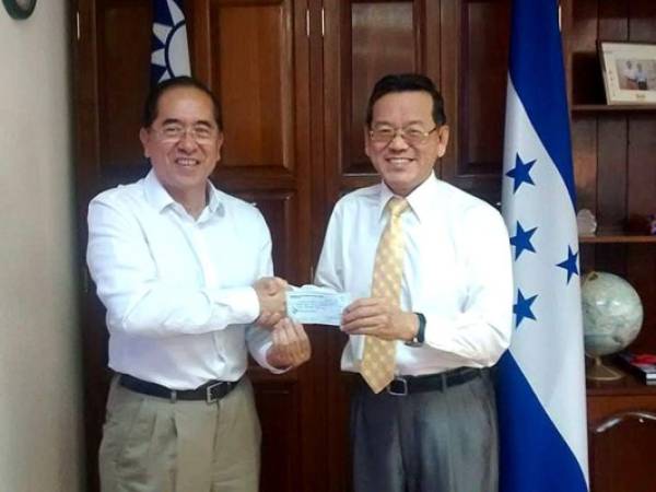 Rigoberto Chang Castillo recibe el donativo del embajador Joseph Kuo.