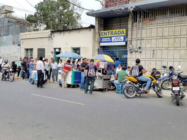 Ciudadanos denunciaron que el sistema del Registro Vehicular se encontraba fuera de línea.