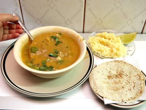 La exquisita sopa de pescado va acompañada con arroz limón y tortillas foto:(Jimmy Argueta)