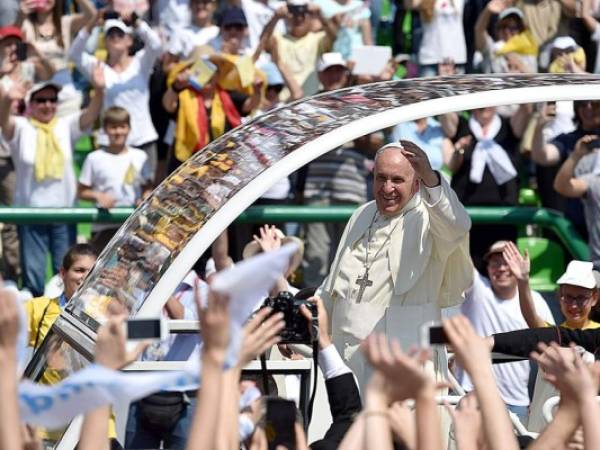 El papa Francisco fue recibido por miles de personas.