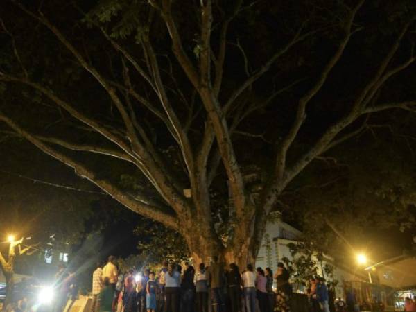 Funeral colectivo en pueblo arrasado en Colombia.