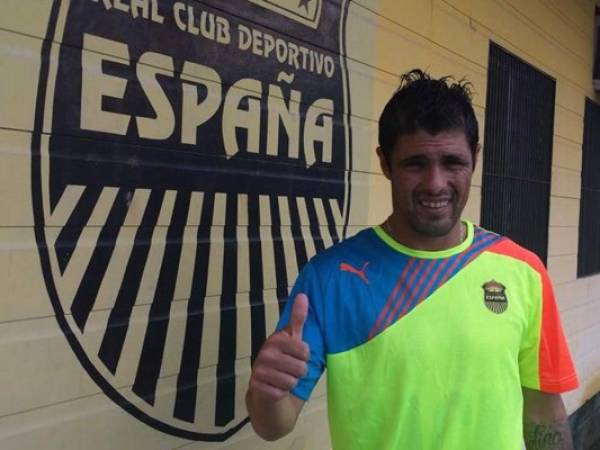 Ramiro Bruschi posa junto al logo del Real España.