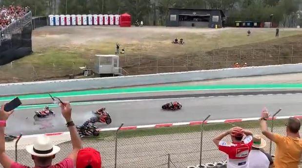 Salió volando de la moto y fue atropellado: las impactantes imágenes de Pecco Bagnai tras escalofriante caída