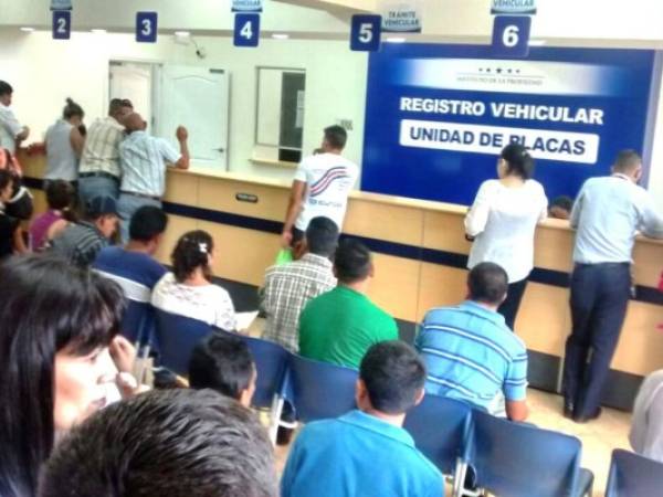 Gran cantidad de usuarios se presentaron hoy a reclamar sus placas al Registro Vehicular en Comayagüela. (Fotos: Emilio Flores)