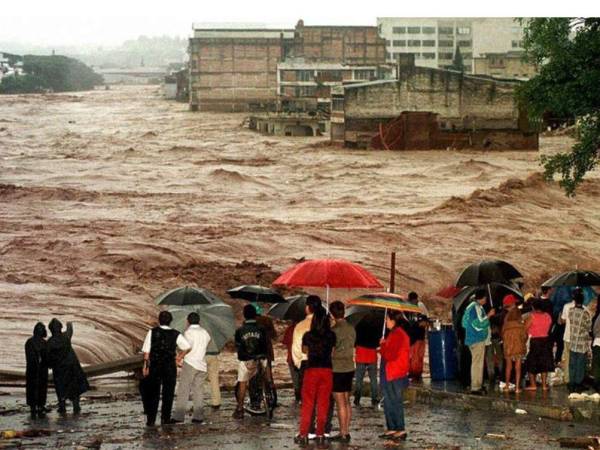 Una de las imágenes más icónicas sobre el paso del huracán Mitch, y sus daños específicamente en la capital, muestra la enorme cantidad de agua que corrió por el río Choluteca. Esta foto fue tomada la tarde del 31 de octubre, cuando ya había llovido mucho, pero horas antes del colapso total de la ciudad.