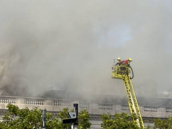 Aunque la zona fue evacuada y acordonada, el incendio está bajo control, y todo el personal y público están a salvo. El tráfico en el área circundante se ha visto afectado.