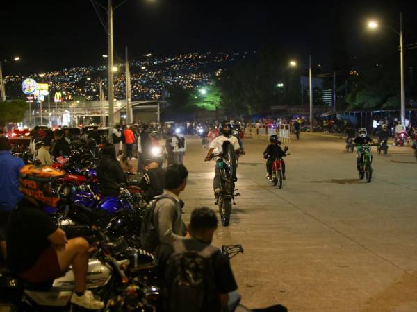 La afluencia de motociclistas en los clubes de acrobacia aumenta cada semana.