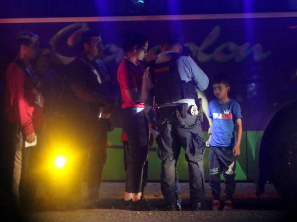 Con un foco de mano en una oscurana a 100 metros de la posta policial de La Ceibita, Santa Bárbara, seis policías asaltaron a un bus lleno de migrantes para dejarlos continuar su camino a Estados Unidos.