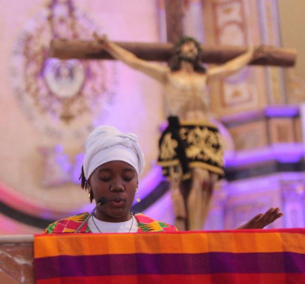 Con tambores y cantos, así se celebró la misa garífuna en honor a la Virgen de Suyapa