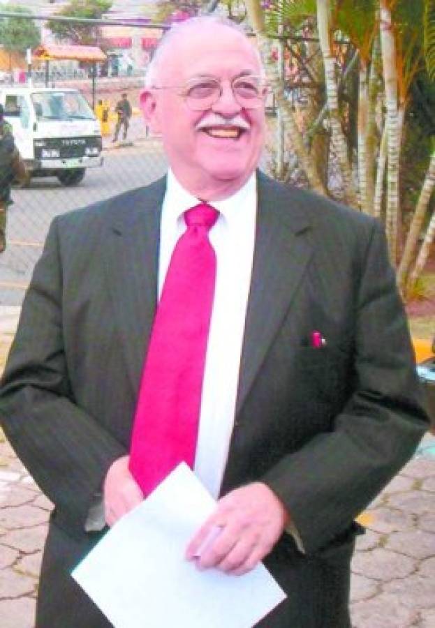 In this Jan. 2, 2005 photo, businessman and former Honduran presidential candidate Jaime Rosenthal smiles in Tegucigalpa, Honduras. A Honduran bank owned by Rosenthal that is caught up in a U.S. money laundering investigation will remain closed until Wednesday and will eventually be liquidated, government officials said. The Banco Continental is Honduras' eighth largest. Rosenthal has been charged along with a son, a nephew and a company lawyer with money laundering in a federal court in New York. (AP Photo)